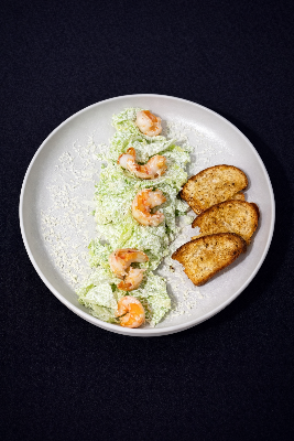 Салат Цезарь с креветками гриль