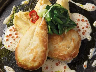 Щучьи котлеты с икорным соусом и картофельным пюре