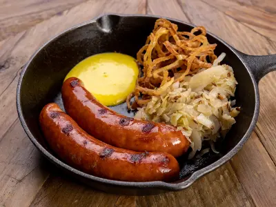 Колбаски пряные из свинины и говядины с сыром