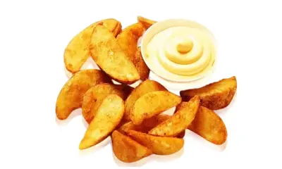 Картофель по-деревенски с сырным соусом