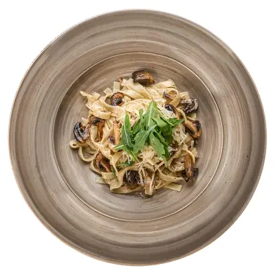 Паста с трюфельным соусом и шампиньонами