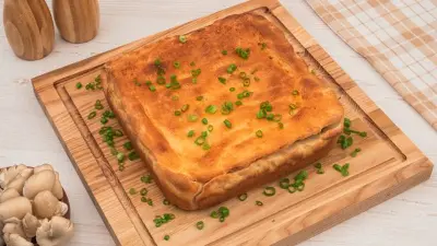 Пирог слоёный с мясным фаршем и грибами