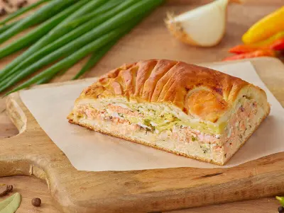 Пирог слоёный с сёмгой слабосолёной и брынзой