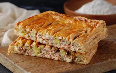 Пирог слоёный с горбушей и картофелем