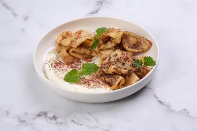 Блины с медом и кремом из белого шоколада Изображение Блины с медом и кремом из белого шоколада - МАМА