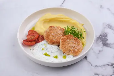 Куриные котлеты в гостях у бабушки Изображение Куриные котлеты в гостях у бабушки - МАМА