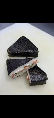 Онигири с лососем жаренный