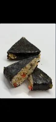 Онигири с лососем терияки