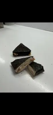 Онигири с тунцом